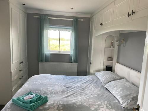 普雷斯顿The Bungalow的一间卧室配有一张带绿毛巾的床