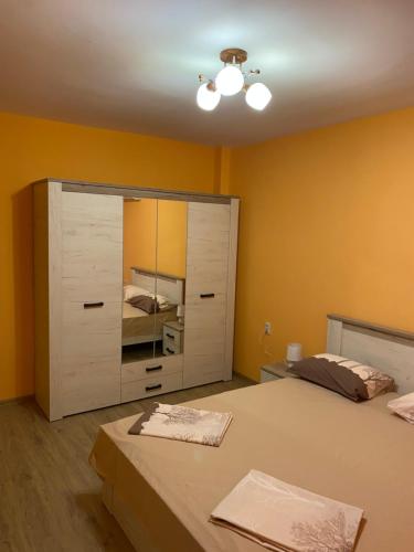 卡赞勒克Апартамент за гости ДИГЕНА的一间卧室设有大柜子和一张床
