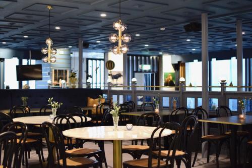 格兰纳Vättersmålen Stuga的用餐室设有桌椅和窗户。
