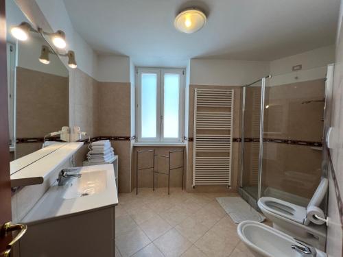 托尔博莱Appartamenti Baia Azzurra 3.的大型浴室设有2个水槽和淋浴。