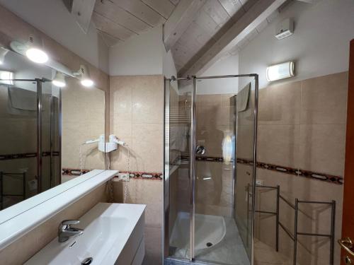 托尔博莱Mansarda Baia Azzurra 8的带淋浴和盥洗盆的浴室