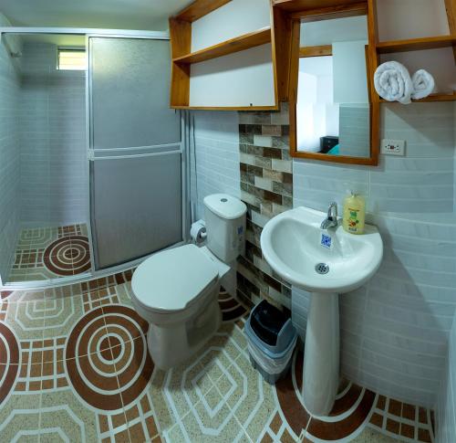 索加莫索Chalet Íntimo con Jacuzzi interior ! Delpilar的浴室配有卫生间、盥洗盆和淋浴。
