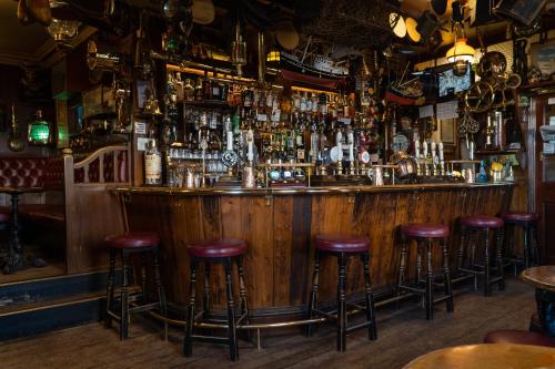 锡豪西斯The Olde Ship Inn的酒吧里带凳子的酒吧