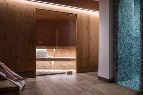 菲耶梅堡Hotel Los Andes的一间设有玻璃门淋浴的房间