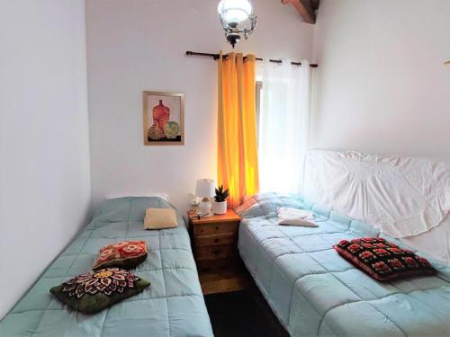 EvangelístriaArchontiko Kastellia的带窗户的客房内设有两张单人床。