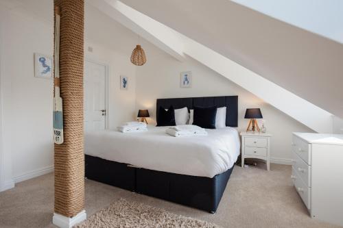 托特兰Sunseekers - Colwell Bay的阁楼上的卧室配有一张大床
