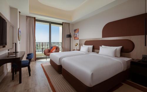 撒马尔罕Savitsky Plaza的酒店客房配有两张床和一张书桌