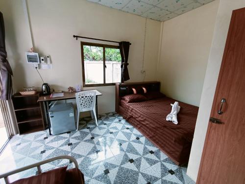 跋麒Win Gray Homestay Resort的一间卧室配有一张床、一张书桌和一个窗户。