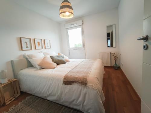 图卢兹T3 Lumineux - Berges de la Garonne - Parking的卧室配有一张大白色床和窗户