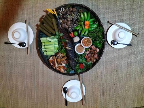 和平Sweet Mai Châu Homestay的桌子上放着一盘食物的桌子