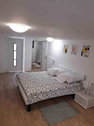 佐尔尼耶戈迪Studio Eržen的一间白色卧室,房间内设有一张大床