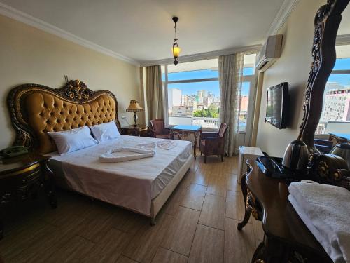 阿达纳Altın Koza Hotel的一间卧室设有一张大床和大窗户