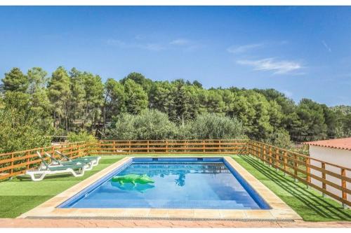 AvinyonetCa l'Antoni的一个带围栏的院子内的游泳池