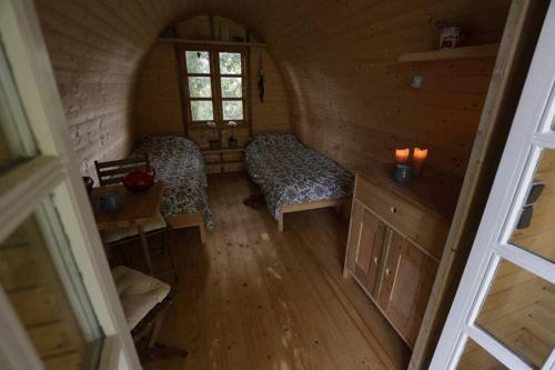 岑讷Campingpod back to basic的阁楼间设有两张床和窗户。
