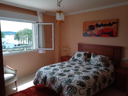 博伊罗O Enxidro PLAYA, a 40 m de Playa Jardín的一间卧室设有一张床和一个窗口