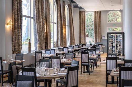 拉里歇尔RESIDENCE Rive Droite的用餐室设有桌椅和窗户。
