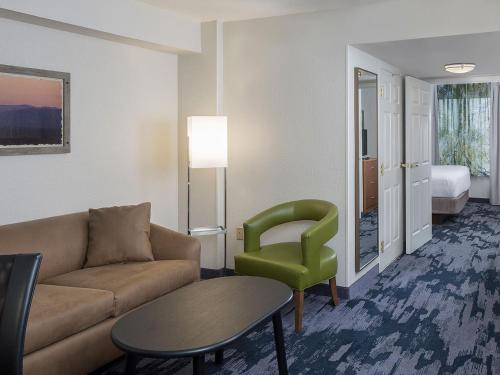 奥兰多奥兰多湖布埃纳文图拉万豪费尔菲尔德套房酒店的带沙发和绿色椅子的客厅