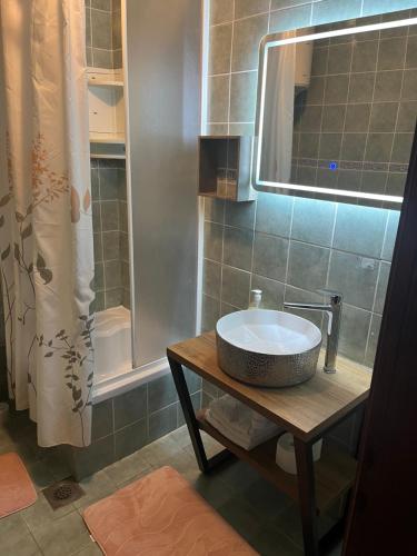 佩特坎内Villa Magia sul Mare的一间带水槽和淋浴的浴室