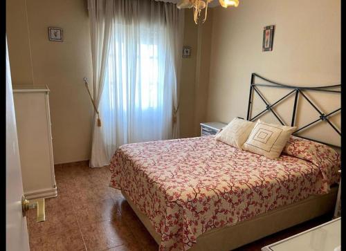 圣费尔南多Excelente piso en San Fernando的一间卧室设有一张床和一个窗口