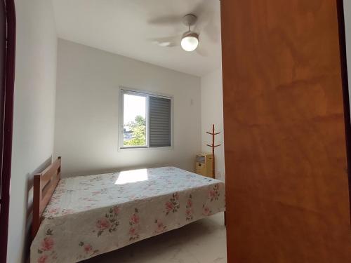 伯迪亚哥Apartamento a 100 metros da Praia的一间卧室设有一张床和一个窗口