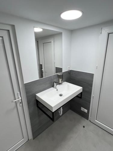 卡托维兹Yellow Hostel 24h - śniadanie i obiad gratis - Free Parking的浴室设有白色水槽和镜子