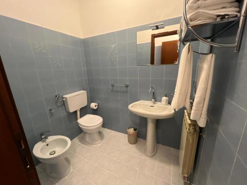 塞拉瓦莱·斯克里维亚YOUR HOME OUTLET 6的蓝色的浴室设有卫生间和水槽