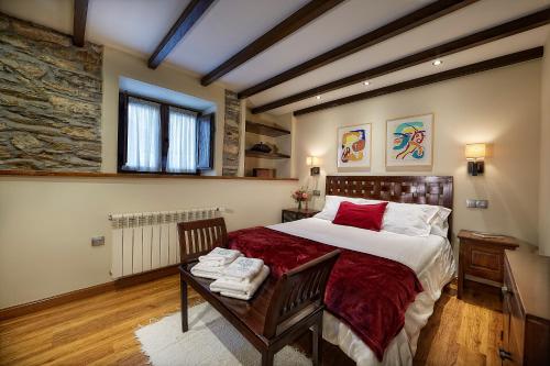 SomadoLa Era De Somao的一间卧室配有一张床、一张桌子和毛巾