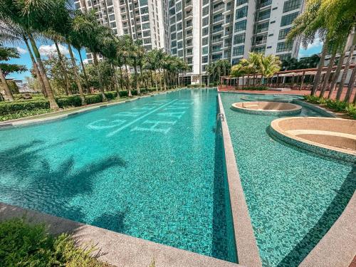 马西[Starry Homes @ Green Haven] 2Beds 2Bath+Pool View的一座棕榈树和建筑的大型游泳池
