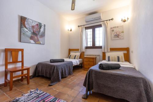 圣若法尔萨克鲁Villa Miguel的客房设有两张床和窗户。