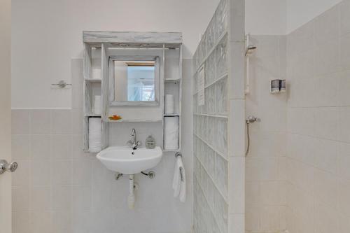 克拉伦代克Tropical Divers Resort的白色的浴室设有水槽和镜子