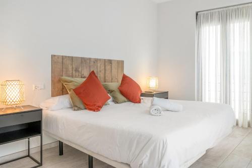 隆达GAV Cerrillo的卧室配有带橙色枕头的大型白色床