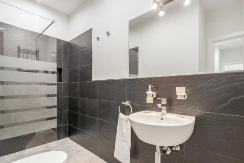 隆达GAV Cerrillo的浴室设有白色水槽和镜子