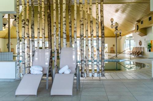 巴诺夫茨Terme Banovci - Hotelsko naselje Zeleni gaj的一套白色椅子
