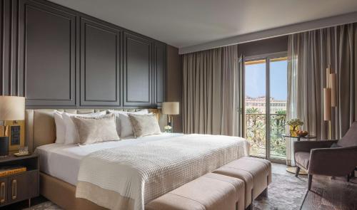 尼斯Anantara Plaza Nice Hotel - A Leading Hotel of the World的一间卧室设有一张大床和一个窗户。