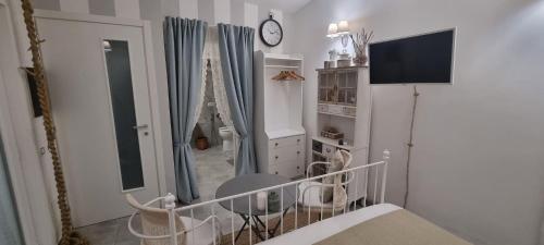 伊斯基亚La Cameretta al Porto的一间卧室配有一张床、镜子和电视