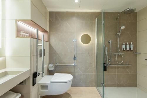 因弗内斯AC Hotel by Marriott Inverness的一间带卫生间和玻璃淋浴间的浴室