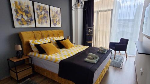布戈伊诺Apartman Gold的一间卧室配有一张带黄色枕头的大床