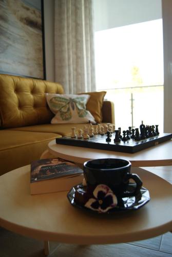 斯图托沃Apartament Garden AiR的咖啡桌,棋盘和咖啡