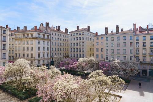 里昂剧场酒店的树木繁茂的城市中的一群建筑