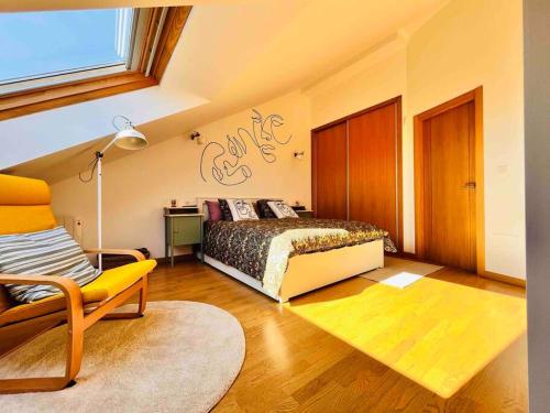 费罗尔Artabra Infinita Petit Home的卧室配有床、椅子和窗户。