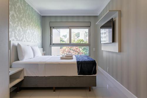 弗洛里亚诺波利斯WI-FI 500MB | 300m da Beiramar | Piscina #CA15的一间卧室设有一张大床和一个窗户。