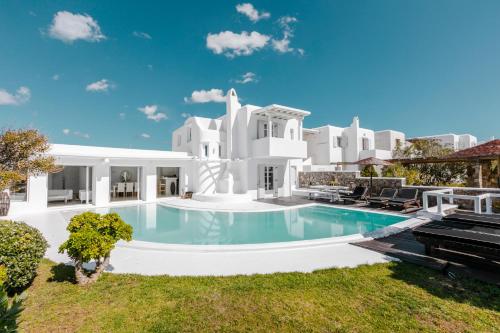 凯勒里瓦迪Mykonian Atmosphere的一座带游泳池的大型白色豪宅