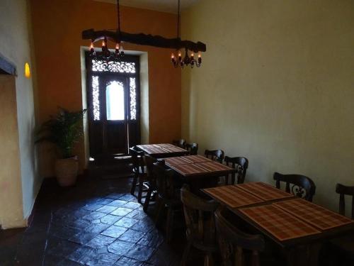 锡帕基拉la posada del angel的一间带桌椅的用餐室和窗户。