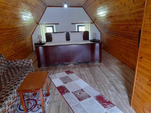 瓦勒博内Bujtina Ahmetaj的客房设有床、沙发和桌子。
