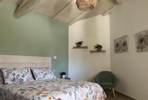 圣乔瓦尼-苏埃尔朱Domus Deiana Case Vacanza的一间卧室配有一张床和一把绿色椅子