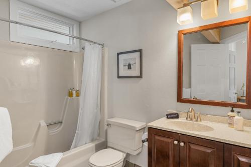 特柳赖德West Willow 5的一间带卫生间、水槽和镜子的浴室