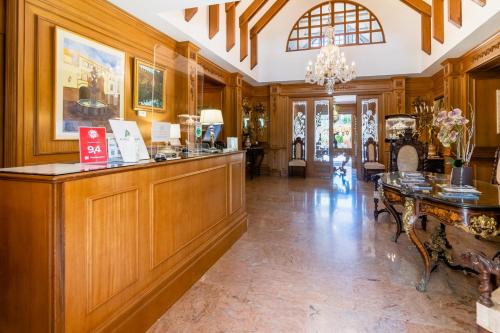 科尔多瓦里亚德阿鲁扎法酒店的大房间设有木墙和一个带桌子的酒吧
