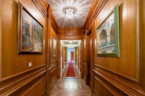 科尔多瓦里亚德阿鲁扎法酒店的走廊设有木镶板和天花板