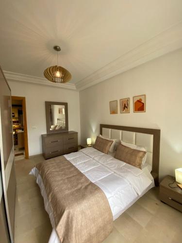 莫纳斯提尔Appart calme & chaleureux en résidence près de la mer的一间卧室设有一张大床和天花板