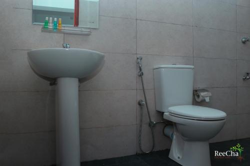KilinochchiReecha Organic Resort Jaffna的一间带卫生间和水槽的浴室